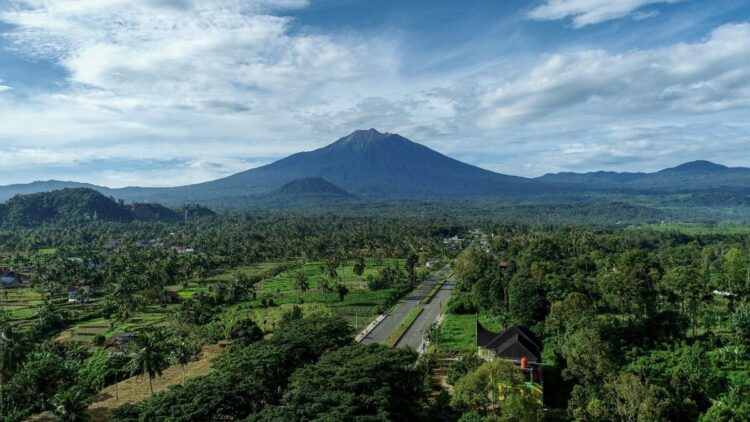PENDAKIAN— Jalur pendakian Gunung Kerinci yang baru dibuka via Solok Selatan sudah dibenahi untuk lebih cepat pendakian.