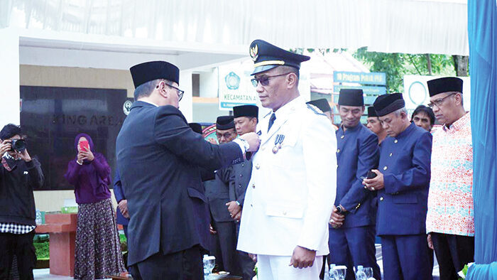 Sertijab Camat ABTB, Wako Ramlan Tekankan Pentingnya Sinergi dan Teladan 1 SERTIJAB— Pemerintah Kecamatan ABTB melaksanakan serah terima jabatan camat yang baru dilantik pada 17 September 2025. Sertijab disaksikan langsung oleh Wali Kota dan Wakil Wali Kota Bukittinggi bersama Ketua DPRD, jajaran pemerintah daerah, unsur forkopimca, tokoh adat, serta Bundo Kanduang.