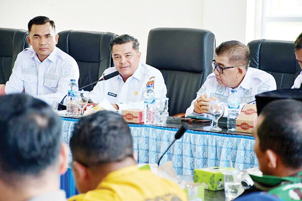 TAMPUNG ASPIRASI— Bupati Agam, Benni Warlis, menampung langsung berbagai aspirasi masyarakat Canduang pascabanjir lahar dingin tahun lalu. Pertemuan berlangsung di Kantor Camat Canduang, Rabu (24/9), dengan dihadiri camat, wali nagari, serta sejumlah pimpinan OPD.