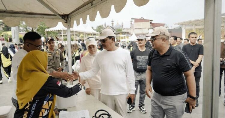 KUNJUNGI STAND DI CFD— Bupati Solok Selatan H. Khairunas salami penjaga stand makanan saat melihat langsung Car Free Day (CFD), di RTH Solok Selatan di Padang Aro, Minggu (28/9).