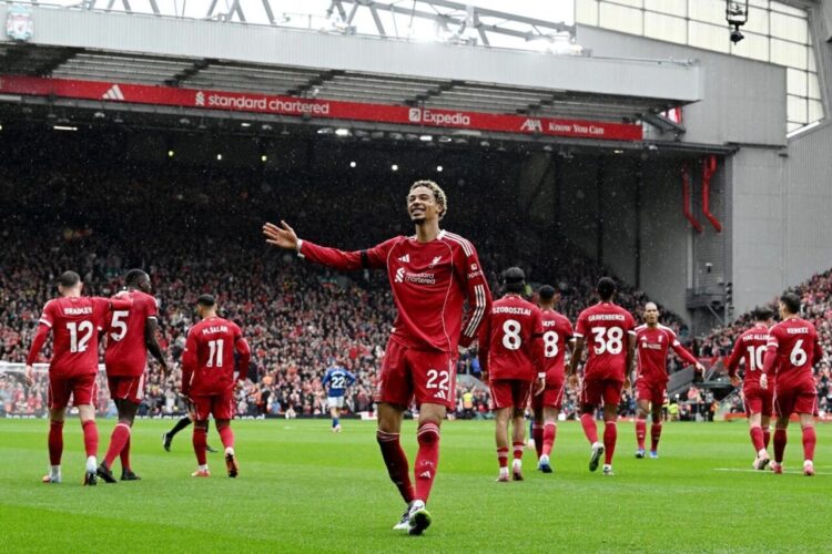 DOMINASI— Liverpool kembali menegaskan dominasinya di Premier League usai menundukkan Everton 2-1 dalam laga panas Derby Merseyside di Anfield, Minggu (21/9). Dua gol di babak pertama dari Ryan Gravenberch dan rekrutan anyar Hugo Ekitike cukup untuk memastikan tiga poin penuh, meski tim tamu sempat memberikan perlawanan sengit.