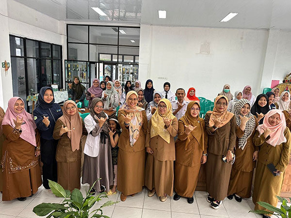 RAKOR— Kepala Dinkes Sawahlunto, Ranu Verra Mardianti, saat menghadiri rapat koordinasi serta penguatan kolaborasi, di Aula UPTD Puskesmas Sungai Durian. Rakor bertujuan untuk memperkuat kerja sama antara Puskesmas dengan Klinik Pratama dan Tempat Praktik Mandiri Dokter (TPMD).