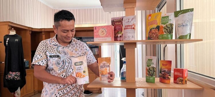 PRODUK UMKM— Kepala UPT PLUT KUMKM Sumbar, Nico Primadona saat melihat produk UMKM