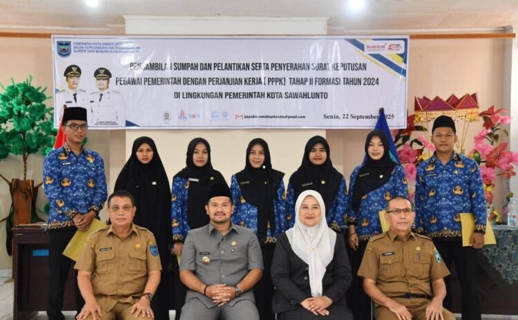 PELANTIKAN— Wakil Wali Kota Sawahlunto Jeffry Hibatullah melantik dan mengambil sumpah jabatan tujuh Pegawai Pemerintah dengan Perjanjian Kerja (PPPK) Tahap II Formasi Tahun 2024, di Aula RSUD Sawahlunto.