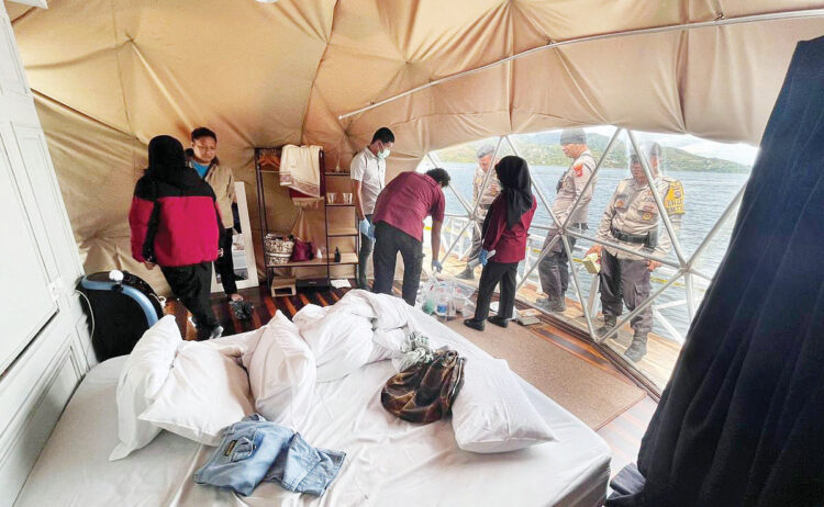 OLAH TKP— Polisi melakukan olah TKP di kamar penginapan Lakeside, Nagari Alahan Panjang, Kabupaten Solok, pascaditemukannya pasutri bulan madu tergeletak tak sadarkan diri.