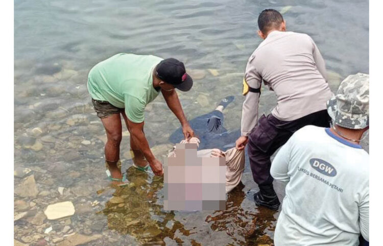 EVAKUASI— Polisi bersama warga mengevakuasi jenazah mahasiswi yang mengapung
di Danau Maninjau.