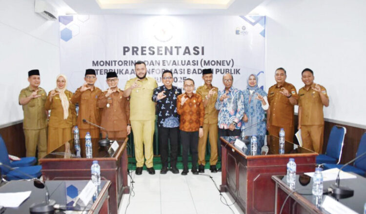 PRESENTASI MONEV KI— Wali Kota Padang Fadly Amran mengikuti Presentasi Monev Keterbukaan Informasi Badan Publik Tahun 2025 yang dilaksanakan oleh Komisi Informasi (KI) Sumbar, Selasa (7/10).