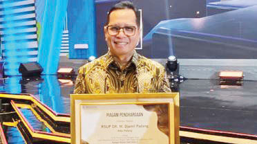 RSUP Dr. M. Djamil Raih Juara III Nasional Faskes Terbaik JKN 2025 1 PENGHARGAAN— Direktur Utama RSUP Dr. M. Djamil, Dr. dr. Dovy Djanas, Sp.OG, KFM, MARS, FISQua, dalam ajang Penganugerahan Seva Paramitha Award 2025 yang diselenggarakan oleh BPJS Kesehatan pada Pertemuan Nasional Fasilitas Kesehatan 2025 di Jakarta, Kamis (9/10).