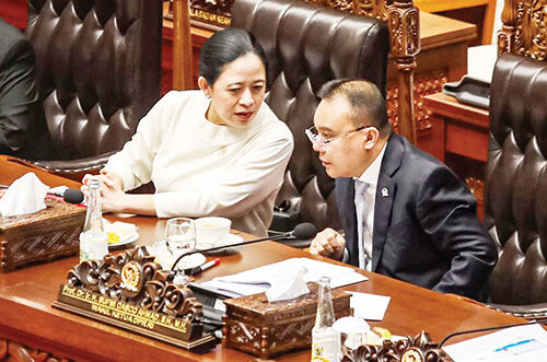 BERBINCANG— Ketua DPR Puan Maharani (kiri) berbincang dengan Wakil Ketua DPR Sufmi Dasco Ahmad.