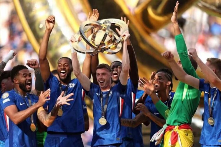 KLUB TERMAHAL— Klub Premiere League, Chelsea, kembali menjadi sorotan dalam hal nilai jual para pemainnya. Nilai total skuad The Blues saat ini diperkirakan mencapai GBP 1,56 miliar atau sekitar Rp 31 triliun, melampaui klub-klub elite Eropa lainnya seperti Real Madrid, Paris Saint-Germain, dan Manchester City.