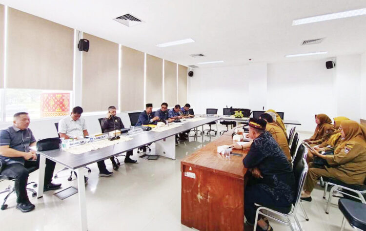 PERTEMUAN— Pertemuan antara Komisi IV bersama Pimpinan DPRD, lintas Komisi di DPRD Kota Padang dengan Dinas Pemuda dan Olahraga Kota Padang.