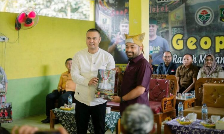 SERAHKAN—
Bupati Sijunjung Benny Dwifa serahkan cendera mata pada  anggota DPR RI Komisi V dari Partai Golkar, Zigo Rolanda saat bersilaturahmi dengan warga transmigrasi Padang Tarok.