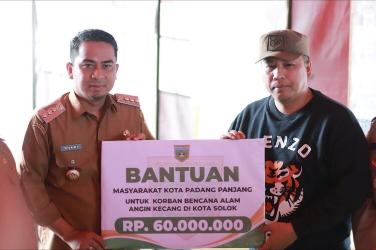 TERIMA BANTUAN—
Wali Kota Solok Dr. H. Ramadhani Kirana Putra, menerima bantuan untuk korban angin puting beliung dari Wali Kota Padang Panjang, Hendri Arnis.