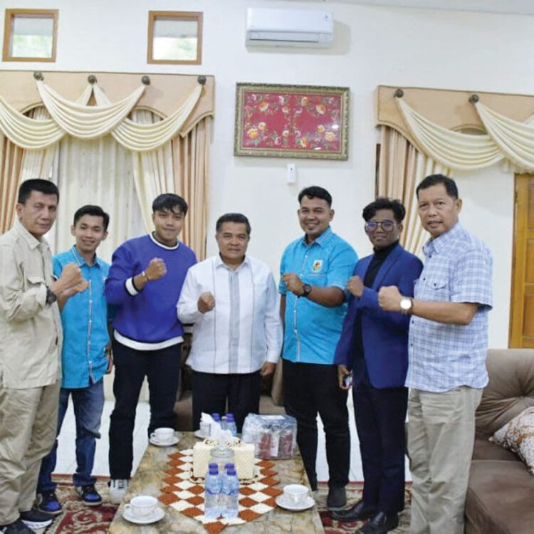 AUDIENSI PENGURUS KNPI— Bupati Agam, Ir. H. Benni Warlis, MM Dt. Tan Batuah, menerima
audiensi pengurus Komite Nasional Pemuda Indonesia (KNPI) Kabupaten Agam di Mess Pemkab Agam, Belakang Balok, Bukittinggi,Minggu (12/10).