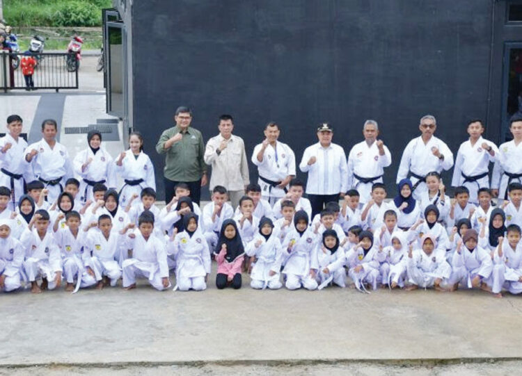 Ratusan Karateka Agam Ikuti Latihan Gabungan INKANAS, Bupati Beri Semangat Juang 1 LATIHAN GABUNGAN INKANAS— Bupati Agam, Benni Warlis menghadiri latihan gabungan INKANAS se-Kabupaten Agam di Surau Kabah Inyiak Tuah Panampuang, di Surau Kabah Inyiak Tuah Panampuang.