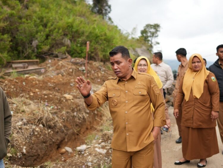 TINJAU JALAN RUSAK—
Bupati Solok Jon Firman Pandu melakukan peninjauan langsung ke lokasi melihat akses jalanrudak yang dikeluhkan masyarakat Jorong Kampuang Dalam Tangah, Nagari Kampuang Batu Dalam, Kecamatan Danau Kembar.