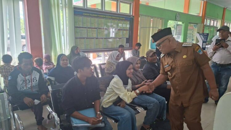 SIDAK KANTOR DUKCAPIL— Bupati Pasaman Barat Yulianto, melakukan inspeksi mendadak (sidak) ke Kantor Dinas Kependudukan dan Pencatatan Sipil (Disdukcapil) salami masyarakat yang antre menunggu pelayanan, Senin (13/9).