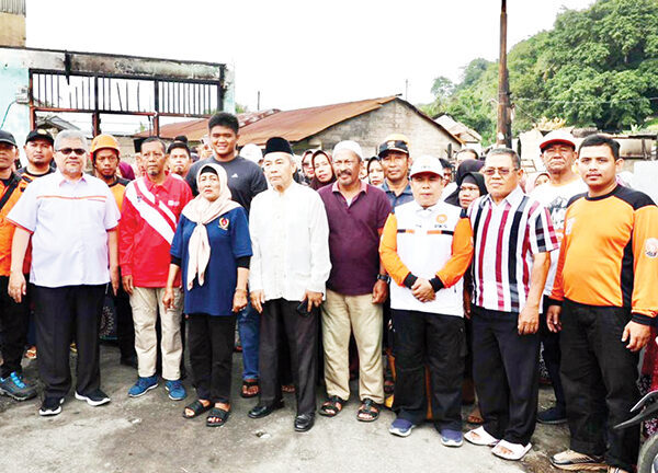 GERAK CEPAT— DPD PKS Kota Padang bergerak cepat membantu warga membersihkan puing-puing, menyiapkan makanan, serta melakukan pengecekan kesehatan bagi korban terdampak kebakaran di kawasan Pasa Gadang, Kecamatan Padang Selatan, Kota Padang.