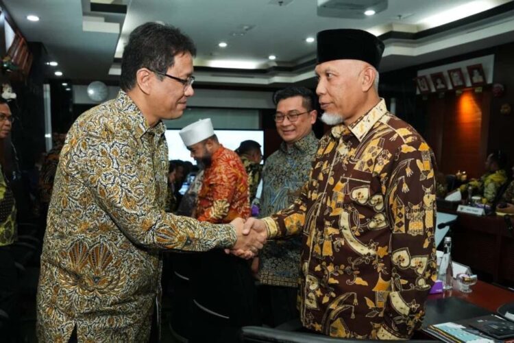 PERTEMUAN—Gubernur Sumbar, Mahyeldi Ansharullah dalam pertemuan dengan Menteri Keuangan RI, Purbaya Yudhi Sadewa, bersama APPSI di Jakarta, Selasa (7/10).