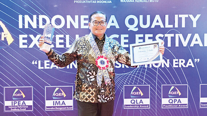 LEADERSHIP AWARD— Direktur Keuangan PT Semen Padang, Iskandar Z Lubis, menerima penghargaan bergengsi Quality Leadership Award (QLA) dalam ajang Indonesia Quality Excellence Festival (IQEF) 2025, di Surabaya.