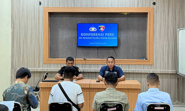 PAPARKAN— Kasat Reskrim Polres Pessel AKP Yogie Biantoro didampingi Kanit Tipikor Iptu Darsono memaparkan perkembangan penanganan perkara dugaan korupsi Dana Amanah Pemberdayaan Masyarakat (DPAM) Unit Pengelola Kegiatan Kecamatan Bayang.
\