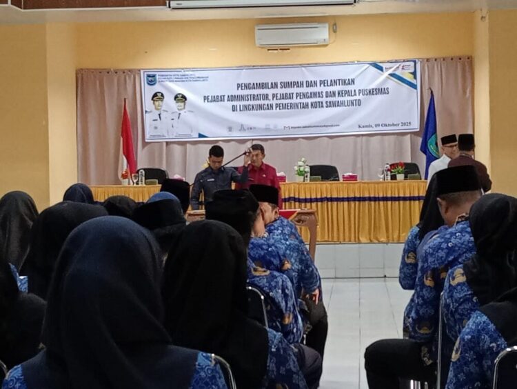 PELANTIKAN— Wali Kota Sawahlunto Riyanda Putra melakukan pelantikan dan mengambil sumpah jabatan pejabat
Administrator, pengawas dan Kepala Puskesmas di lingkungan Pemerintah Kota Sawahlunto yang berlangsung
di Aula Sanggar Kegiatan Belajar (SKB) Kota Sawahlunto Kamis (9/10).