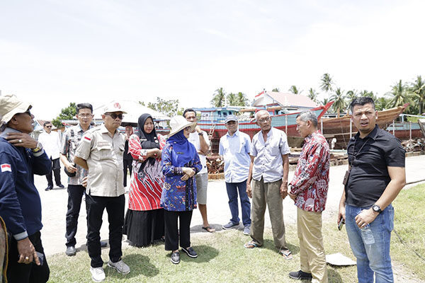 KUNKER—Wakil Ketua DPRD Sumbar, Evi Yandri Rajo Budiman meninjau fasilitas di Pelabuhan TPI Kambang, Kabupaten Pessel.