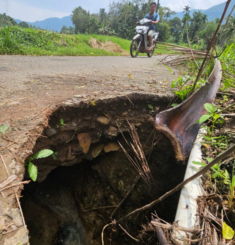 Banyak Jalan dan Jembatan di Limapuluh Kota Rusak Parah, Fraksi Golkar Serukan Rasionalisasi Belanja Pegawai dan Belanja DPRD 1 Fraksi Golkar Tetap Serukan Rasionalisasi Belanja Pegawai dan Belanja DPRD