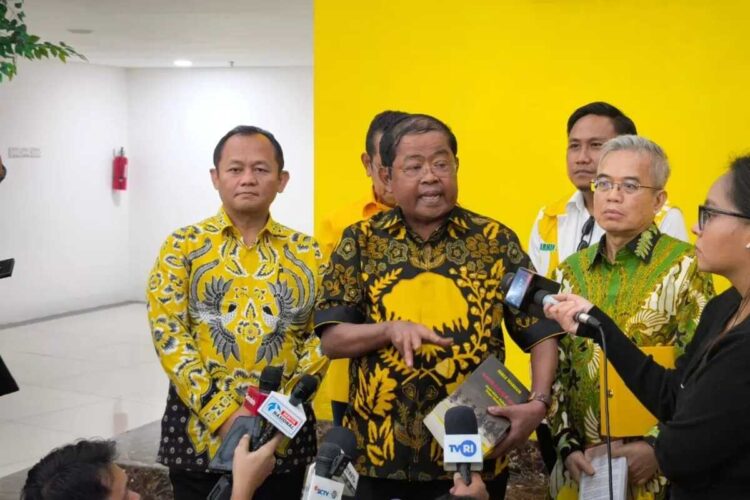 WAWANCARA— Wakil Ketua Umum Partai Golkar, Idrus Marham diwawancarai wartawan di kantor DPP Partai Golkar, Jakarta, Kamis (16/10).