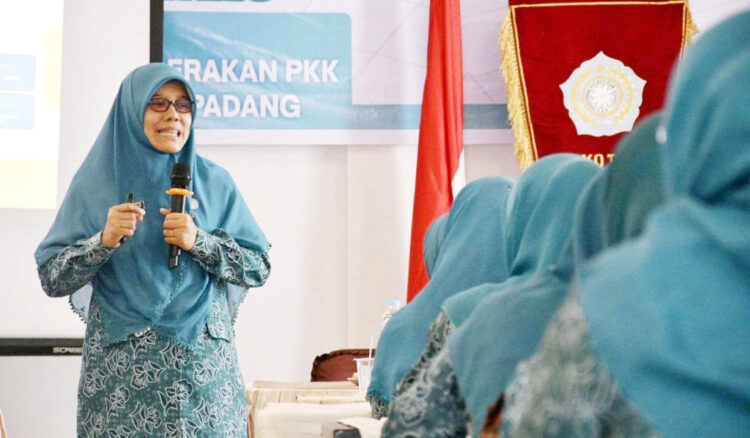 PEMATERI— Sekretaris TP-PKK Provinsi Sumatera Barat, Mutmar Yenny Dainis, menjadi pemateri pada bimtek kader TP PKK Kota Padang yang digelar 9-11 Oktober.