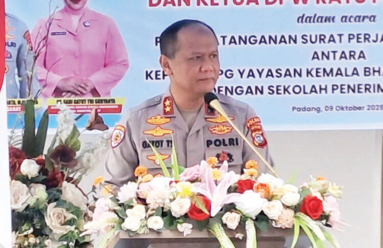 SAMBUTAN— Kapolda Sumbar Irjen Pol Gatot Tri Suryanta, memberikan sambutan saat menghadiri penandatanganan kerja sama antara Satuan Pelayanan Pendidikan dan Gizi (SPPG) Yayasan Kemala Bhayangkari dengan sekolah-sekolah penerima manfaat di Lolong, Kecamatan Padang Utara, Kamis (9/10).