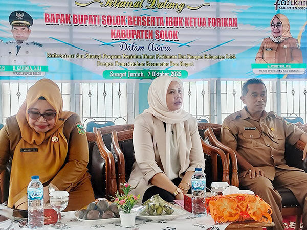 OPTIMALISASI POTENSI DAERAH—Ketua Forikan Kabupaten Solok, Ny. Nia Jon Firman Pandu menghadiri rapat yang membahas penyusunan rekomendasi dan langkah konkret guna mengoptimalkan potensi sumber daya perikanan dan pangan daerah.
