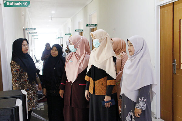 Berikan Dukungan Moral, IKADE Kunjungi Anak Korban Keracunan MBG 1 KUNJUNGI—
Ketua IKADE, Nurhidayati Ilham, bersama sejumlah pengurus dan perwakilan anggota IKADE, mengunjungi anak-anak yang sedang dirawat di RSUD Lubuk Basung akibat kasus keracunan MBG,
Kamis (2/10).