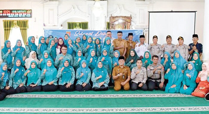 TP-PKK Agam Kunjungi Tiku Selatan, Dorong Inovasi Kader dan Perkuat Gerakan Keluarga Sejahtera 1 KUNJUNGAN— Ketua TP-PKK Kabupaten Agam, Ny. Merry Benni Warlis, bersama tim melakukan kunjungan ke Nagari Tiku Selatan, Kecamatan Tanjung Mutiara, Selasa (14/10), dalam rangka penilaian Lomba Gerakan PKK dan Ketua Kelompok Dasawisma tingkat kabupaten.