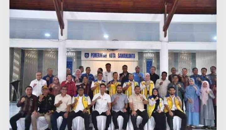 KUNJUNGAN KERJA—Wali Kota Riyanda Putra saat mendampingi anggota Komisi V DPR RI, Zigo Rolanda, dalam kunjungan reses sekaligus peninjauan kawasan heritage (kota tua) di Terminal dan Batang Lunto, Kamis (9/10).