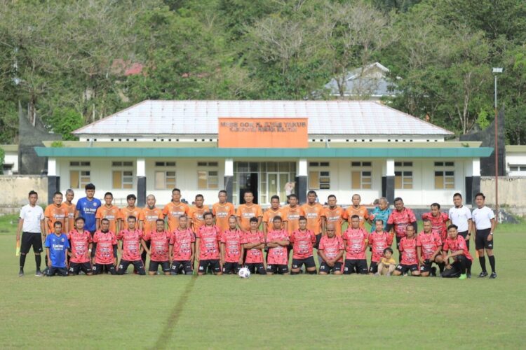 LAGA PERSAHABATAN— Tim Soeltan Painan FC melakukan laga persahabatan melawan Legendaris United Pekanbaru, di Satdion GOR H. Ilyas Yakub, Rawang Painan, Kecamatan IV Jurai, Kabupaten Pesisir Selatan, Sabtu (11/10).