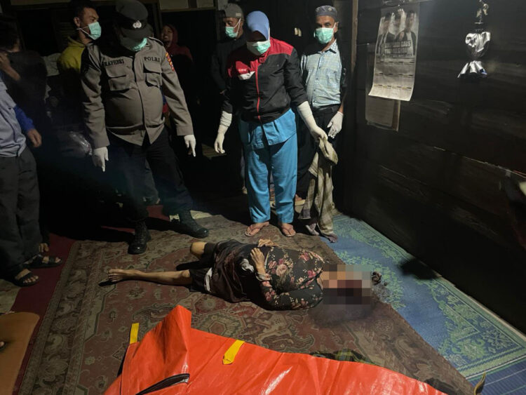 TEWAS MEMBUSUK—Polisi bersama petugas Puskesmas mengevakuasi jenazah wanita lansia yang ditemukan memusuk dalam rumahnya di Kecamatan Matur, Kabupaten Agam.