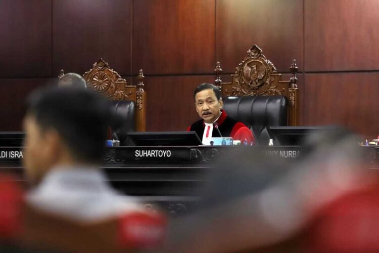 BACAKAN PUTUSAN— Ketua Mahkamah Konstitusi Suhartoyo membacakan putusan dalam sidang
pleno di Gedung MK.