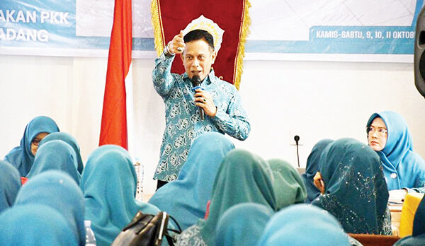 PENUTUPAN BIMTEK— Kepala DP3AP2KB Kota Padang, Eri Sendjaya saat menutup kegiatan bimbingan teknis bagi pengurus PKK Kota Padang di salah satu hotel di Padang, Sabtu (11/10/2025).