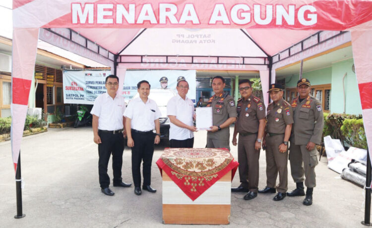 SERAHKAN TENDA— Pimpinan manajemen PT Menara Agung menyerahkan bantuan tenda kepada Kepala Satpol PP Padang Chandra Eka Putra, di halaman Mako Satpol PP, beberapa waktu lalu.