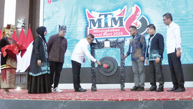 MINANGKABAU TRAVEL MART— Wako Bukittinggi, Ramlan Nurmatias, secara resmi membuka Minangkabau Travel Mart (MTM) ke-6. Kegiatan ini berlangsung di Balairung Rumah Dinas Wali Kota Bukittinggi,
Rabu, (8/10)
