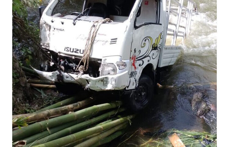 EVAKUASI— Mobil pikap yang terjun ke Sungai
Batang Gumanti, dievakuasi oleh warga.