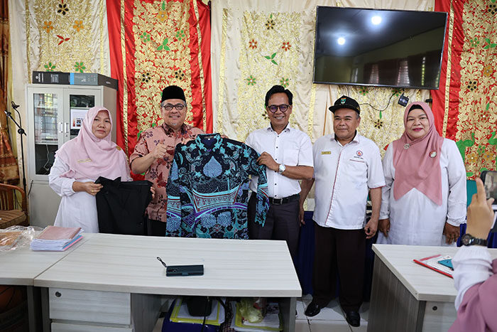Serahkan Bantuan Batik ke 3 Sekolah di Padang, Ketua DPRD Sumbar Perjuangkan Penempatan Guru Konselor di SMA dan SMK 1 SERAHKAN BAJU BATIK—Ketua DPRD Sumbar, Muhidi menyerahkan bantuan baju batik untuk guru di tiga sekolah, yakni SMA Negeri 8 Padang, SMA Negeri 15 Padang, dan SMA Negeri 16 Padang, Rabu (15/10).