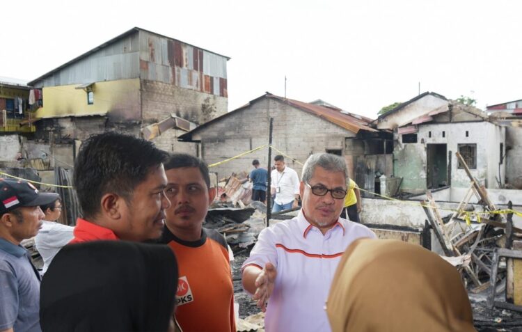 KEBAKARAN—Ketua DPRD Sumbar, Muhidi saat berbincang dengan korban kebakaran di Jalan Pemancungan, Kelurahan Pasa Gadang, Kecamatan Padang Selatan.