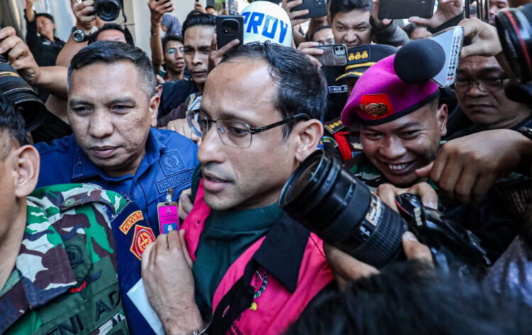 DITAHAN—
Mantan Menteri Pendidikan, Kebudayaan, Riset dan Teknologi 2019-2024 Nadiem Makarim resmi ditahan Kejaksaan Agung.