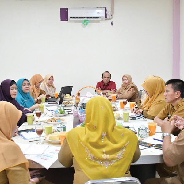 PKK Agam dan OPD Ngopi Bareng, Bahas Sinergi Pengentasan Kemiskinan 1 NGOPI BARENG— Upaya Pemerintah Kabupaten Agam dalam mengentaskan kemiskinan terus diperkuat melalui kolaborasi lintas sektor. Salah satu langkah konkret terlihat dalam kegiatan Ngopi Bareng PKK bersama OPD yang digelar di Ruang Kepala Dinas Kesehatan Kabupaten Agam, Selasa (14/10).