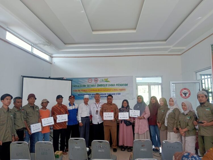 PENYERAHAN DANA BMN— PT Semen Padang menyerahkan dana program Basinergi Mambangun Nagari (BMN) di di Kelurahan Limau Manis, Kecamatan Pauh, Selasa (7/10) lalu.