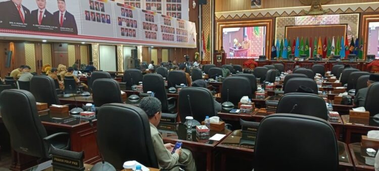 RAPAT PARIPURNA— Suasana rapat paripurna dengan agenda penyampaian jawaban Gubernur terhadap pandangan umum Fraksi-Fraksi atas Ranperda tentang APBD Provinsi Sumbar 2026, Senin (6/10).