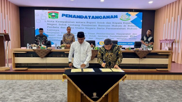 TEKEN KERJA SAMA— Pemerintah Kabupaten Solok bersama Kejaksaan Negeri Solok menandatangani Nota
Kesepakatan dan perjanjian kerjasama untuk menghadirkan tata kelola pemerintahan yang transparan,
bersih, serta berpihak pada kepentingan masyarakat.