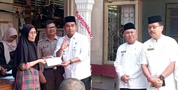 BANTUAN— Wali Kota Solok Ramadhani Kirana Putra, serahklan langsung bantuan korbnan terdampak anigin
kencang.